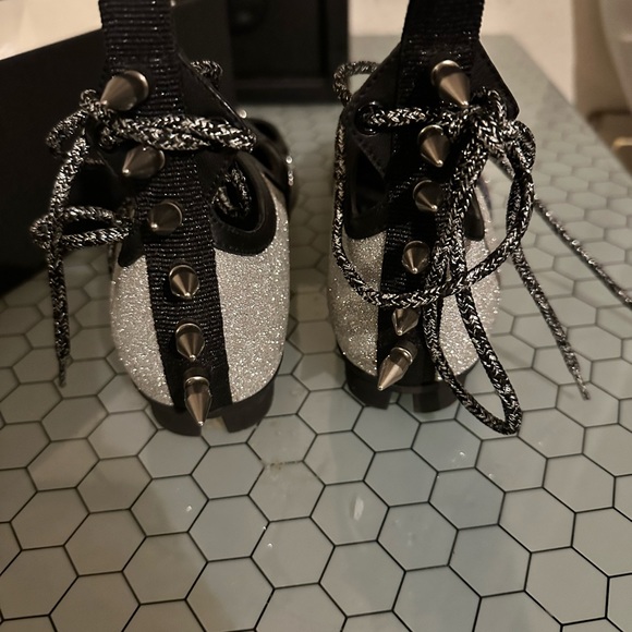 Gucci spike shoes great condition - Picture 2 of 4